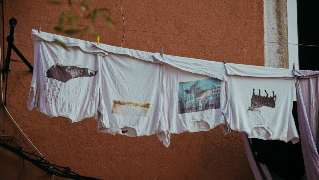 Vintage t-shirts (Unsplash | Micaela Parente)