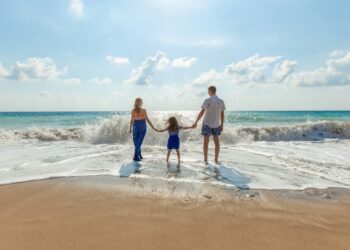 Family at the beach (Unspalsh | Natalya Zaritskaya)