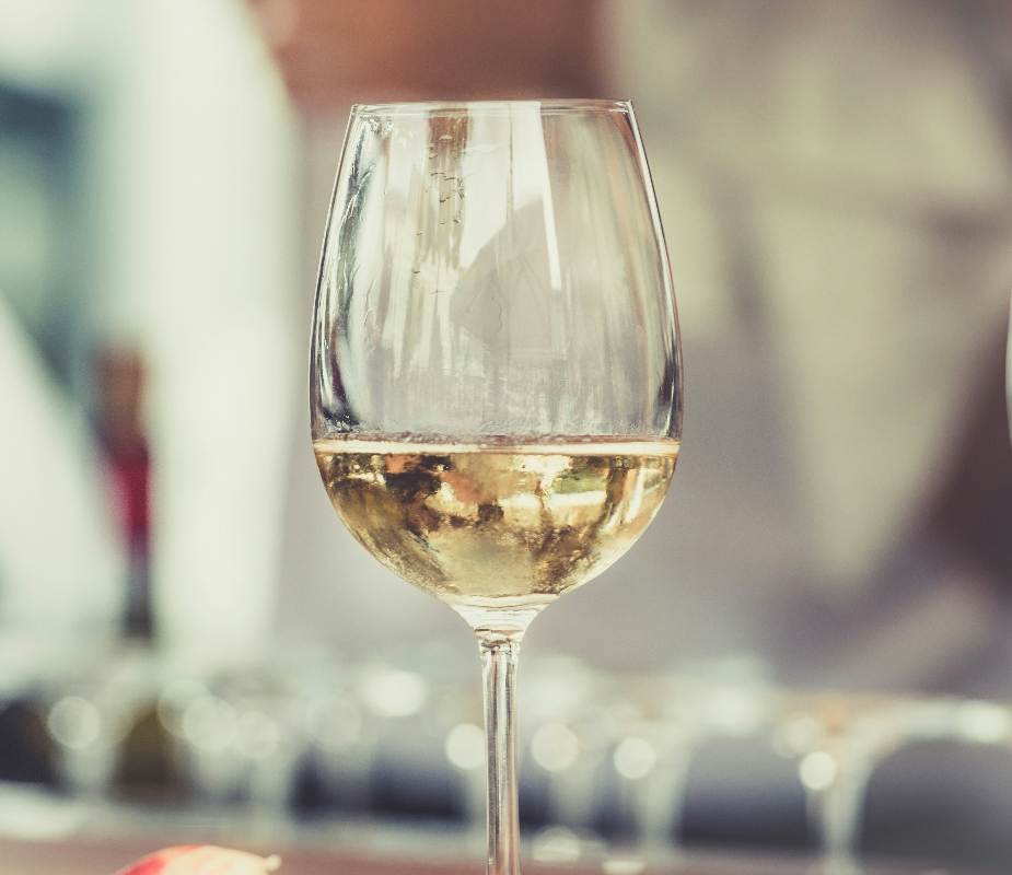 Wine glass (Unsplash | Thomas Martinsen)