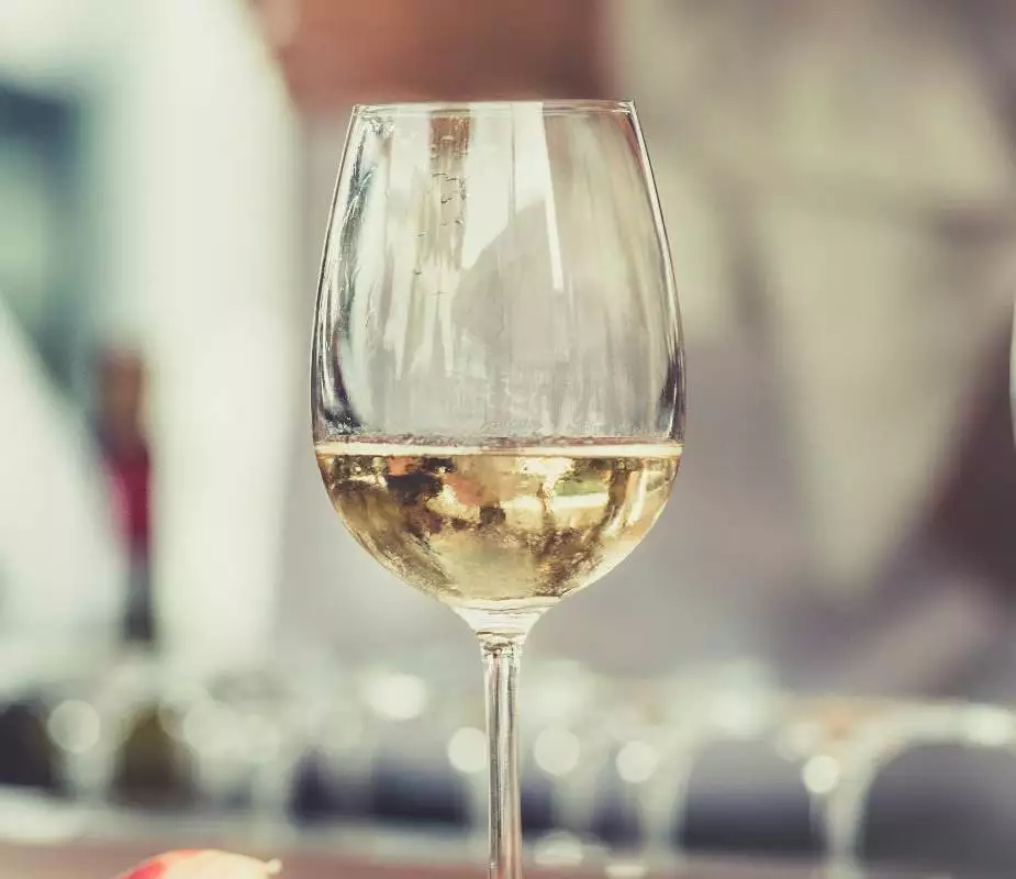 Wine glass (Unsplash | Thomas Martinsen)