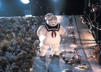 Stay Puft Marshmallow Man from Ghostbusters on set (Reddit | pmishev)