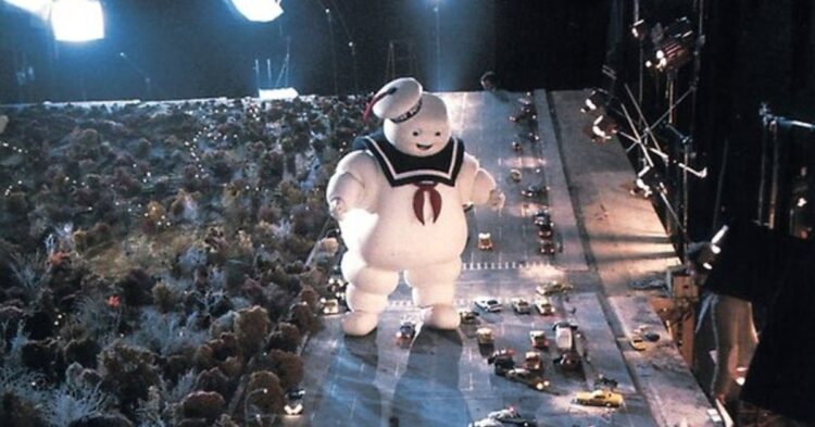 Stay Puft Marshmallow Man from Ghostbusters on set (Reddit | pmishev)