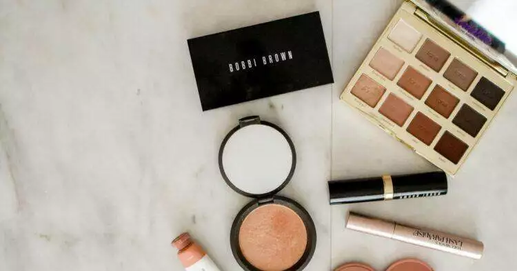 Makeup products laid out on table (Unsplash | element5digital)