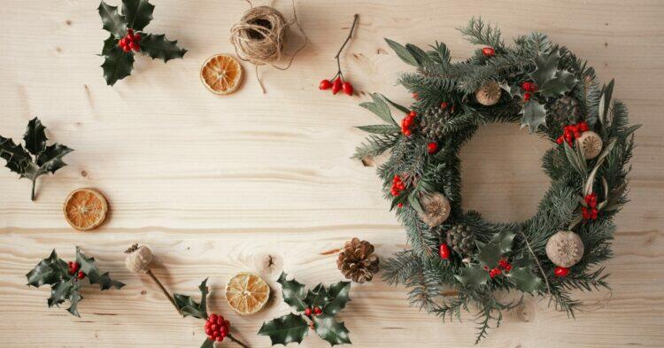 DIY wreath (Unsplash | Milada Vigerova)