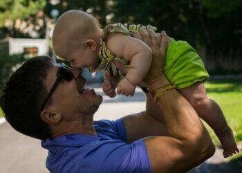 Father holding baby (Unsplash | Juliia Abramova)