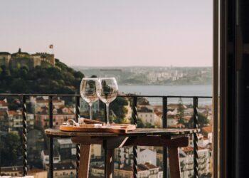 Dinner date in balcony (Unsplash | Soop kim)