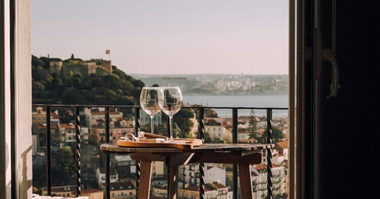 Dinner date in balcony (Unsplash | Soop kim)