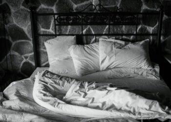 Messy bed (Unsplash | Harris Ananiadis)