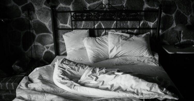 Messy bed (Unsplash | Harris Ananiadis)