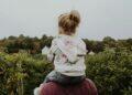 Dad carrying child on his shoulders (Unsplash | Kelly Sikkema)