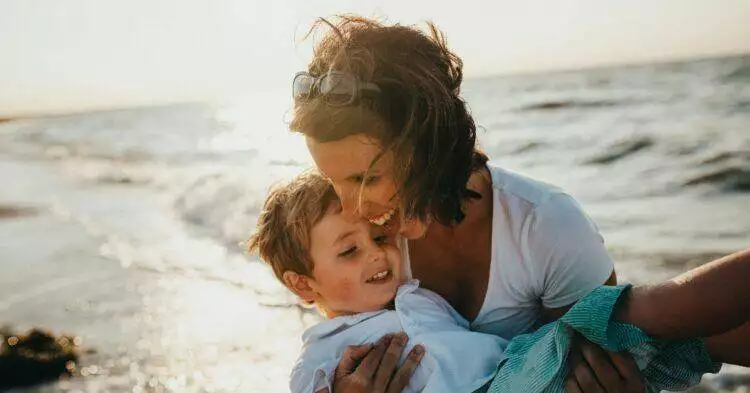 Mother and kid at the beach (Unsplash | mxcaptures)