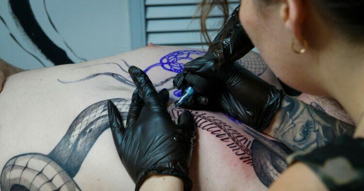 Tattoo artist (Unsplash | Lesia)