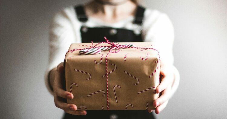 Gift box (Unsplash | Kira auf der Heide)