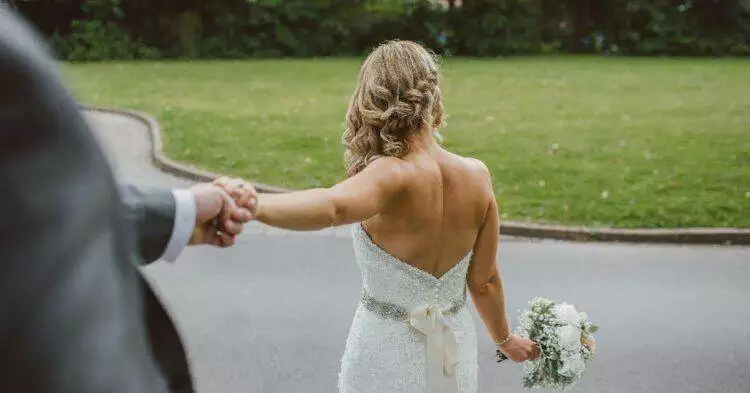 Bride and groom holding hands (Unsplash | Tom The Photographer)