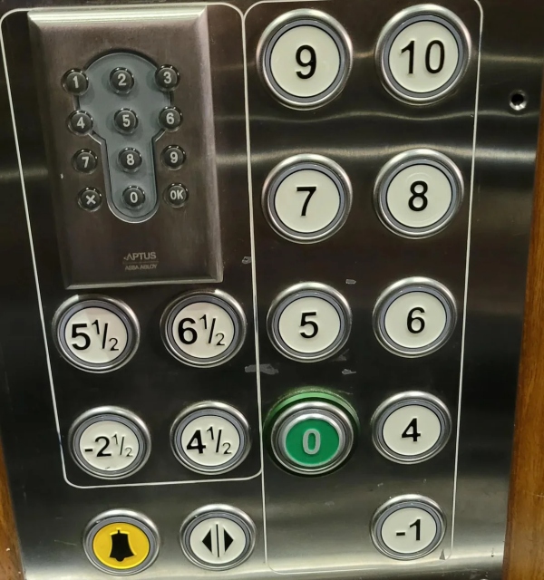 Elevator butons (Image credit: Reddit | abbbe91)