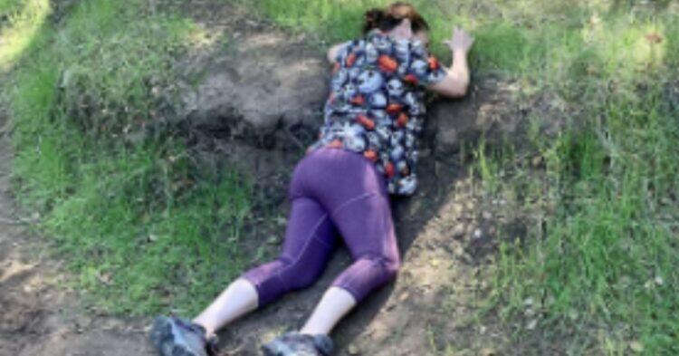 Woman's hilarious leggings review