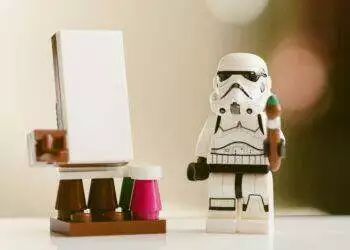 Stormtrooper lego figurine (Unsplash | Daniel K Cheung)