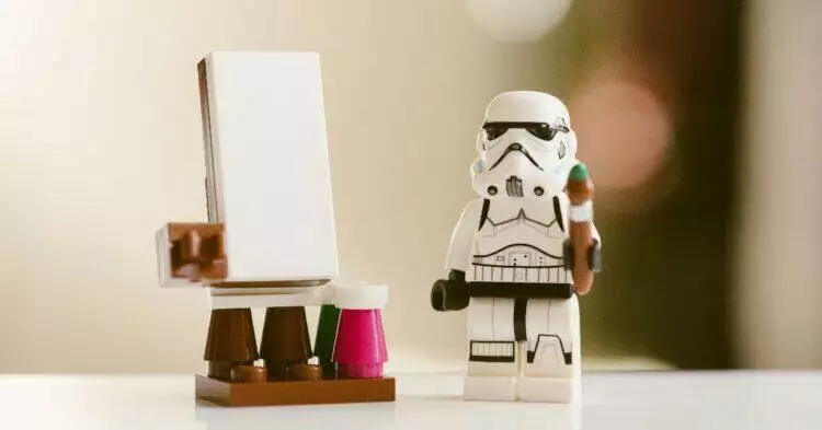 Stormtrooper lego figurine (Unsplash | Daniel K Cheung)