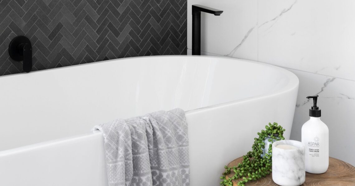 Bath (Unsplash | R ARCHITECTURE)