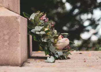 Flowers on grave (Unsplash | Caroline Attwood)