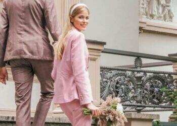 Bride wearing pink suit (Instagram | @luisejsch)