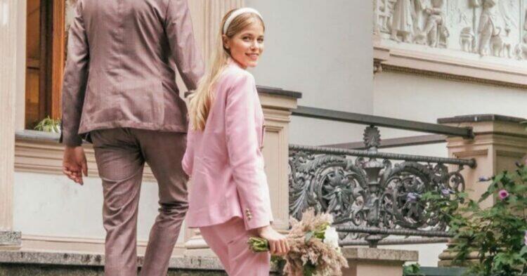 Bride wearing pink suit (Instagram | @luisejsch)