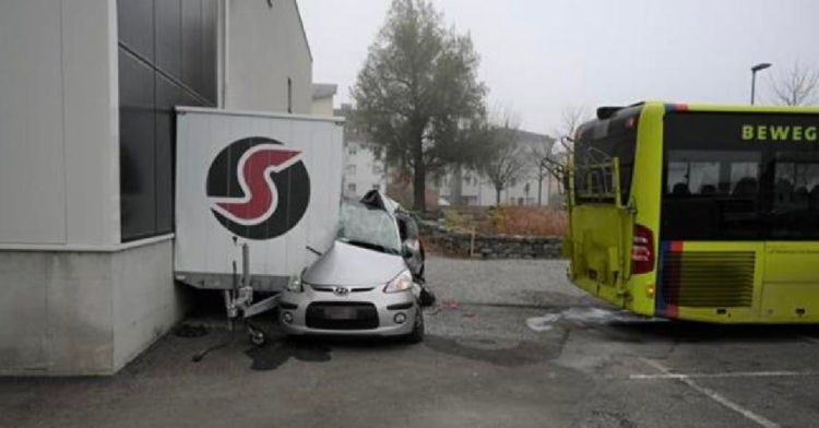 https://www.reddit.com/r/Wellthatsucks/comments/qv6b3k/apparently_the_bus_driver_didnt_notice_he_was/