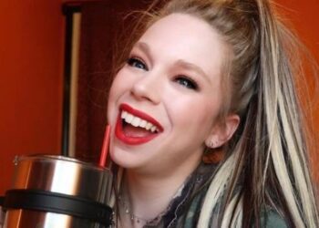 Instagram | @grav3yardgirl