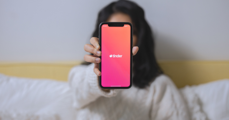 Wife finds husband cheating on her on Tinder