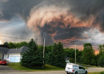 Image of a cloud storm on top of house (Twitter | @StormhunterTWN)