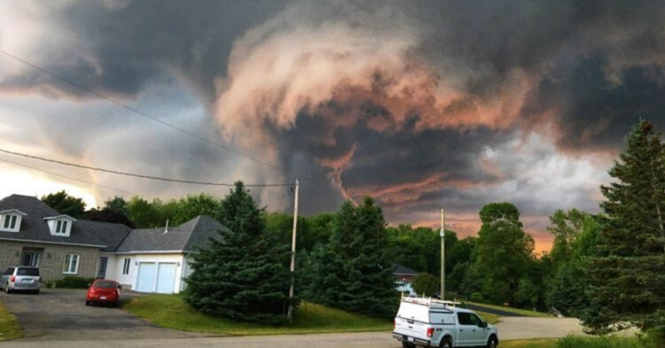 Image of a cloud storm on top of house (Twitter | @StormhunterTWN)