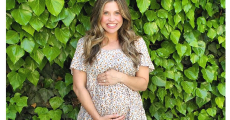Instagram  @daniellefishel
