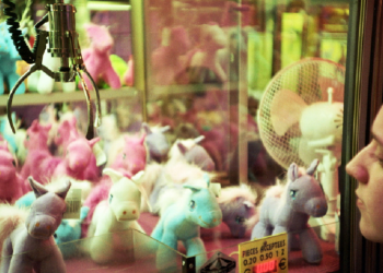 Wikimedia | https://commons.wikimedia.org/wiki/File:A_Claw_Crane_game_machine_containing_unicorn_plushes_in_Trouville