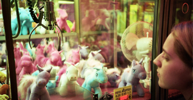 Wikimedia | https://commons.wikimedia.org/wiki/File:A_Claw_Crane_game_machine_containing_unicorn_plushes_in_Trouville
