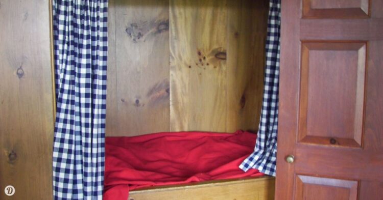 Wikimedia | https://commons.wikimedia.org/wiki/File:Herkimer_House_wall_bed.jpg