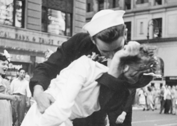 Wikimedia | https://commons.wikimedia.org/wiki/File:Kissing_the_War_Goodbye.jpg