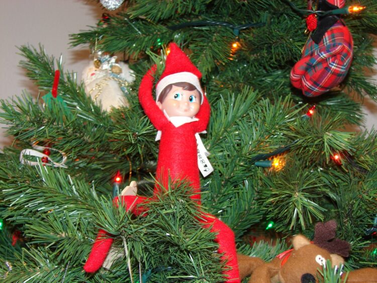Wikimedia | https://commons.wikimedia.org/wiki/File:Elf_on_the_Shelf_poses_01.JPG