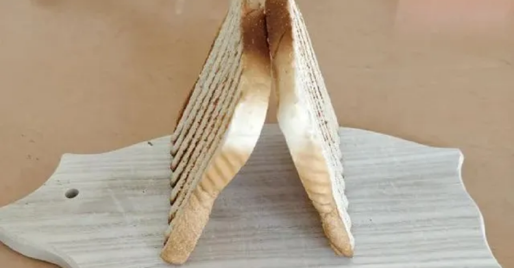 [Reddit | u/Hatzi98]https://www.reddit.com/r/lifehacks/comments/pmqkc4/this_is_how_i_let_my_toast_cool_so_one_side/](https://www.reddit.com/r/lifehacks/comments/pmqkc4/this_is_how_i_let_my_toast_cool_so_one_side/)