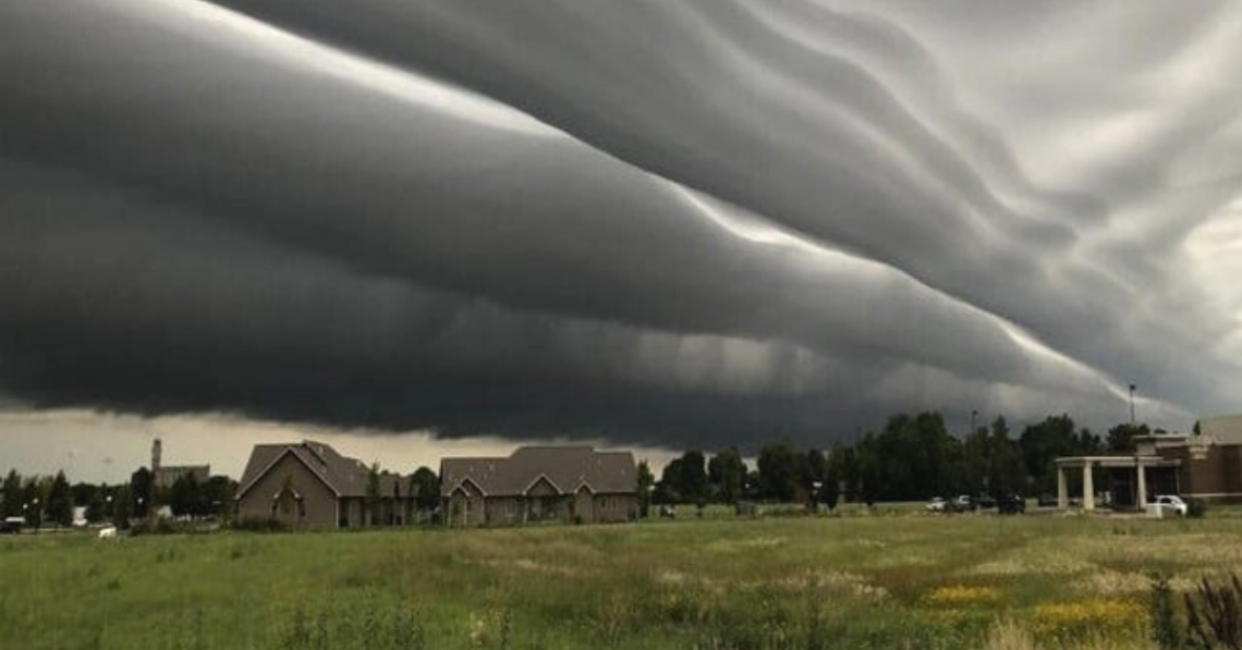 Cloud phenomenon where it looks like lines in the sky (Reddit | 5_Frog_Margin)