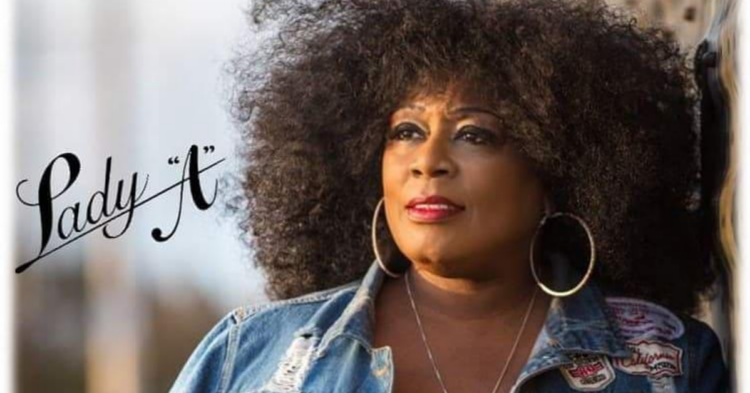 Instagram | @ladya_bluesdiva