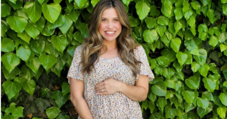 Instagram @daniellefishel