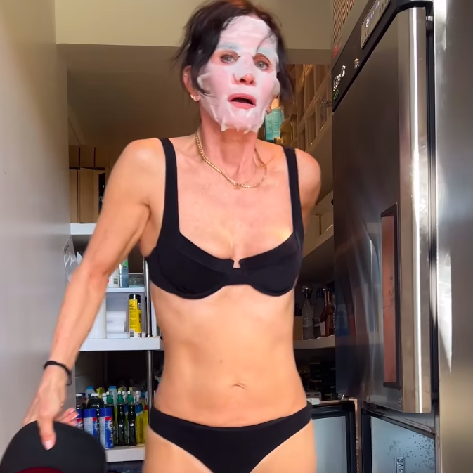 Courtney Cox in face mask