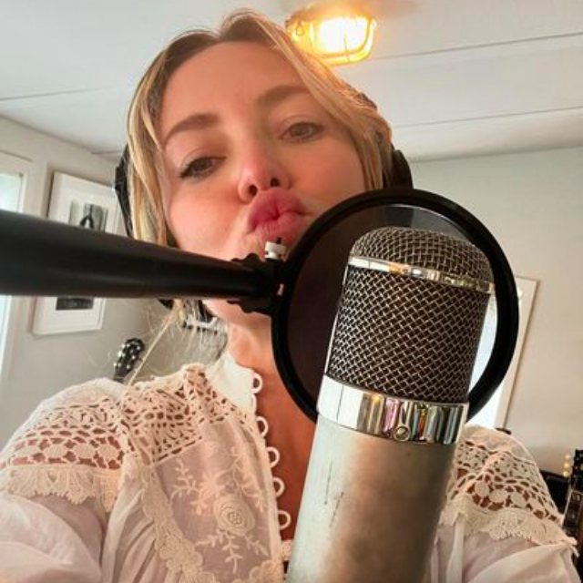 Kate Hudson in mic