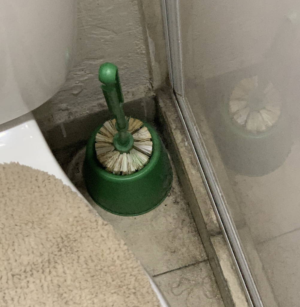 Dirty Bathroom Reddit Post