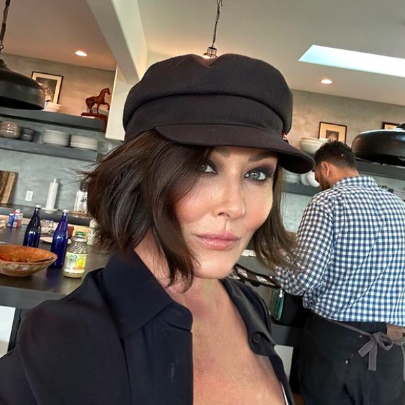 A selfie of Shannon Doherty in a restaurant