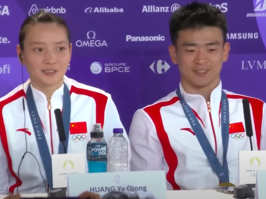 Huang Ya Qiong and partner Zheng Siwei at a press conference