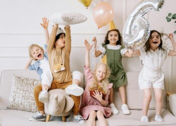 kids on a couch for a birthday party