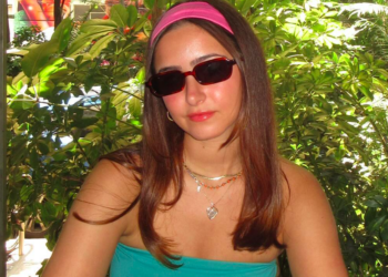 Piper Taich on vacation in sunglasses and pink headband via Instagram