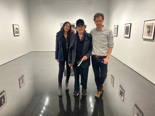 Noor Alfallah, Al Pacino and Bennett Miller at an art gallery