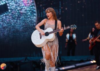 Taylor Swift holding guitar